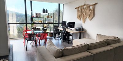 Apartamento en venta en unidad cerrada, excelente valorización, exclusividad en ambiente campestre, inigualable vista. Cercano a colegios, restaurantes y zona comercial. Piso en ceramica, chimenea, sala comedor, 2 alcobas con baño en cada una, cocina integral abierta, balcon y parqueaderos independientes cubiertos. Zona húmeda con piscina, turco y jacuzzi; gym, parque infantil, cancha de squash, mini golf, amplias zonas verdes, vigilancia 24 horas, citofonia y circuito cerrado de tv. *Inmuebles sujetos a verificación de disponibilidad.*