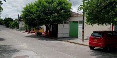 amplia casa medianera de dos pisos, amoblada, ubicada cerca al hospital san rafael, clínica la victoria, casa de la cultura del barrio san rafael del espinal, especial para inversionistas, hogar geriátrico, consta de Garaje para cuatro autos, ocho habitaciones, dos cocinas sencillas con su respectivo mesón y acometida de gas natural, dos baños completos, un patio. piso 2. Hall, tres habitaciones, dos baños completos, un apartaestudio y baño completo. Pisos en general en cerámica, techos en madera, buen estado físico.