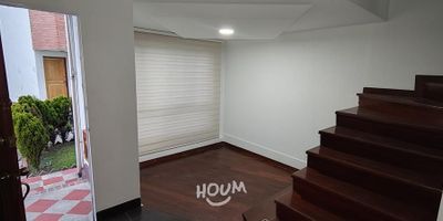 [ARR] ID HOUM: 100166

Entérate de todos los beneficios al arrendar con nosotros:
    • Asistencia e intermediación con el propietario
    • Firma tu contrato online
    • Arrienda sin burocracia, sin papeleos ni notarías

Casa en arriendo, ubicada en el barrio Santa Cecillia, con una superficie construida de 120.00 m² y superficie total de 120.00  m². 

Sus principales características son:

    • No amoblado
    • 4 dormitorios
    • 5 baños
    • Admite mascotas
    • 1 parqueadero
    • Cocina tipo americana
    • Año de construcción: 2002
    • Cuarto de lavado
    • Bodega
            
Además, el inmueble cuenta con las siguientes amenidades:

    • Salón de eventos
    • Zona de juegos
    • Zona de asadores

Si arriendas con nosotros, te brindamos asesoría personalizada durante todo el proceso.

Requisitos para arrendar con nosotros:

    • Arrienda sin codeudor*, fácil, rápido y seguro
    • Demuestra un ingreso mensual neto de al menos 2.5 veces el valor del arriendo (los ingresos mensuales se pueden complementar por las personas que vivirán en este inmueble)
    • Completa tu información básica y mándanos tus extractos bancarios o documentos que demuestren tus ingresos
    • No debes tener reportes negativos en centrales de crédito
        

IMPORTANTE:

    • Te invitamos a agendar una visita a esta propiedad
    • Si tienes alguna duda por favor puedes solicitar más información desde los portales como también contactarte directamente con nosotros
    
Más que una inmobiliaria, somos Houm.
*Aplican T&C