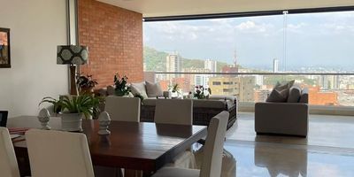 SE ALQUILA hermoso Apto. en el oeste de la ciudad de 280 m2, cuenta con tres alcobas cada una con baño, minisplit y blackouts, cuarto de servicio, baño social, cocina cerrada, salón comedor, balcón con toldo motorizado, tres parqueaderos más depósito. Excelente ubicación en privilegiada zona de la ciudad, hermoso panorama, sector seguro, agradable y fresco. Info. Adriana Abadía.