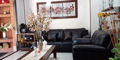 Casa en venta en unidad cerrada, facil acceso desde la principal. Ambiente totalmente campestre, muy tranquilo, de poco flujo vehicular, transito de solo residentes. Piso en ceramica y madera, dos niveles, sala comedor, estar de tv, 3 alcobas con baño en cada una, cocina integral abierta tipo americano, alcoba y baño de servicio, balcon, terraza, jardín y parqueaderos (2 cubiertos). Piscina, gym, sauna, parque infantil, zonas verdes, vigilancia 24 horas, circuito cerrado de tv y citofonia *Inmuebles sujetos a verificación de disponibilidad.*