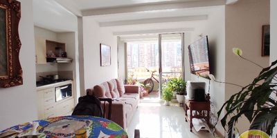 Código: 3316. 23° Piso en edificación de 30 pisos. Acceso al inmueble: Directo a la vía, ascensor y escalas. Alcobas con puertas, baños cabinados en vidrio, cubierta y extractor.