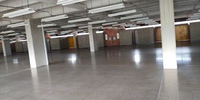 Excelente local comercial en arrendamiento en reconocido centro empresarial de la ciudad, cuenta con área de 1.940 mts2, energía trifásica de 300 KVA, 20 baños para hombres y mujeres, 10 cocinetas cuenta con excelentes acabados, amplios y cómodos espacios de trabajo, buena iluminación natural Ubicada cerca al aeropuerto, en centro empresarial con vigilancia 24 horas y con ubicación estratégica cerca de vías principales, con fácil acceso al transporte público y con gran flujo peatonal y vehicular. 