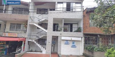 Casa para la venta con un área de 168,28 metros cuadrados aproximadamente. Ubicada en primer nivel en edificio de 3 pisos; que puede ser destinada para uso comercial, en cuyo caso el canon de arrendamineto sería de $4.000.000. Ubicada sobre vía principal, lo que facilita el acceso a transporte público, rutas integradas al Sistema Metro, con cercanía a colegios como Las Mercedarias, parque del ajedrez, a la Iglesia de la madre Laura y a la parroquia del Divino Maestro, a supermercados, la Universidad de Occidente, al Centro Comercial Viva Laureles entre otros. Ocupada actualmente.