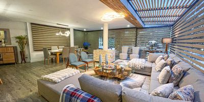 Casa amoblado en arriendo en unidad cerrada ubicada sobre vía principal con rutas de trasporte publico, cerca a colegios y estación de servicio. Entorno totalmente campestre, muy tranquilo y de facil acceso. Piso en madera laminada y ceramica, dos niveles, chimenea, sala comedor, estar de tv, 4 alcobas con baño en la principal, cocina integral abierta tipo americano, alcoba y baño de servicio, balcon, terraza, jardín y parqueaderos (2 cubiertos). Cuenta con minibar, jacuzzi, piscina. Gym, salón social, parque infantil, placa polideportiva, cancha de squash, vigilancia 24 horas, citofonia y circuito cerrado de tv. *Inmuebles sujetos a verificación de disponibilidad.*