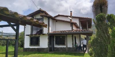 Venta casa finca  ubicada en el carmen de viboral, vereda la sonadora, distribuida en una casa de 2 niveles de 200 m2, Cuenta con tres (3) habitaciones todas con closet, tres (3) baños, sala, comedor, biblioteca, hall, jardín, zona de ropas y garaje cubierto rodeada de zona verde. lote total de 2.500 m2