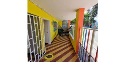 Hermosa casa en excelente ubicación cerca al parque principal, colegios, iglesias, supermercados, Piscina municipal, restaurantes, zonas verdes, entre otros sitios de interés.

° Área 90.68 Mtrs2
° Piso 1
° 4 Habitaciones
° 1 Baño
° Cocina 
° Corredor amplio 
° Comedor
° 2 Patios

!El lugar perfecto para ti! 
