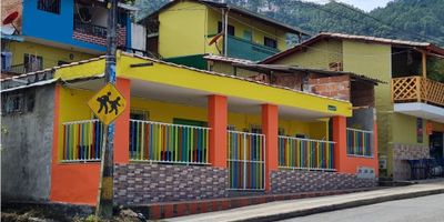 Hermoso local y/o apartaestudio en excelente ubicación cerca al parque principal, colegios, iglesias, supermercados, Piscina municipal, restaurantes, zonas verdes, entre otros sitios de interés.

° Área 62 Mtrs2
° Piso 1
° 1 Habitaciones
° 1 Baño
° Cocina 
° Amplio para Sala-comedor

!El lugar perfecto para ti! 
