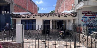 ?✨ ¡Casa en venta en Jamundí, Valle del Cauca! ✨?

? Ubicada en un barrio residencial con excelentes vistas, cerca de parques y colegios.

✅ Terreno de 287 m² | Construcción de 100 m²
✅ 5 alcobas | 2 baños | 1 garaje
✅ Amplio patio/jardín ideal para disfrutar en familia.
✅ Cocina equipada, zona de lavandería y gas domiciliario
✅ Entorno seguro, rodeado de zonas verdes y con acceso a transporte público y comercio.

? ¡Contáctanos y agenda tu visita! ?
