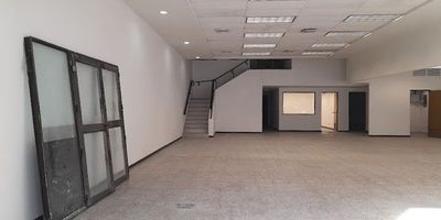 Bodega/ Local en arriendo cerca a supermercados de cadena, restaurantes, parques, clínicas, rutas de transporte publico y servicios complementarios. Piso en baldosa,8 espacios, dos niveles, baños, cocineta, cableado de red, techo cielo raso, aire acondicionado privado, divisiones en material, energía monofásica, zona de carga, área de oficinas, cuarto útil y parqueaderos en área descubierto. Cuenta con auditorio, baños comunales y bahía de parqueo. *Inmuebles sujetos a verificación de disponibilidad.*