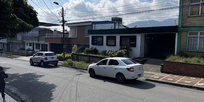 Casa en venta en Ibagué, Tolima, ubicada en el sector de Interlaken. Esta propiedad ofrece 456 m² construidos, distribuidos en 3 habitaciones y 4 baños, ideal para quienes buscan amplitud y comodidad. Dispone además de 2 parqueaderos, proporcionando funcionalidad en un sector bien establecido de Ibagué. Su ubicación estratégica en Interlaken, estrato 2, la posiciona cerca a servicios esenciales. Para conocer más detalles de esta propiedad o coordinar una visita, puede contactarnos por WhatsApp, solicitar que lo llamen o ver nuestros teléfonos.