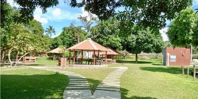 Estupendo lote campestre para construir tu casa de descanso soñada. Se encuentra ubicada dentro del Condominio Campestre El Poblado Lagunamar en Baranoa. Cuenta con Club social completo, zonas deportivas y recreativas, snack bar, bar húmedo, salón de eventos, piscina de adultos y niños, jacuzzis, cancha de fútbol, tenis, voley playa, micro fútbol, basquetbol, parque infantil y ecológico, Laguna para pesca deportiva, navegación recreativa y zona de playa artificial, parque lineal con ciclo ruta, golfito, spa, fitness center, baño turco y club de playa en salinas del rey. Este lote es especial por su excelente precio negociable, las completas amenidades y la posibilidad de construir una excelente casa de campo para el disfrute de la familia y amigos. ¡No esperes más y contáctame! Las visitas deben ser programadas con cita previa, para una mejor atención.
