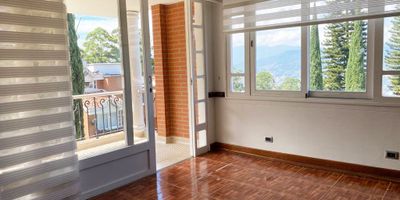 Casa en arriendo en unidad cerrada cerca a universidades, con facil acceso desde la avenida principal. Entorno muy tranquilo, de poco flujo vehicular y transito de solo residentes. Piso en madera y mármol, 4 niveles, chimenea, sala y comedor independiente, biblioteca, 4 alcobas con baño en cada una, tina, cocina integral cerrada, alcoba y baño de servicio, balcon y parqueaderos paralelos cubiertos. Piscina, salón social, sauna, parque infantil, zonas verdes, vigilancia 24 horas, citofonia y circuito cerrado de tv. *Inmuebles sujetos a verificación de disponibilidad.*