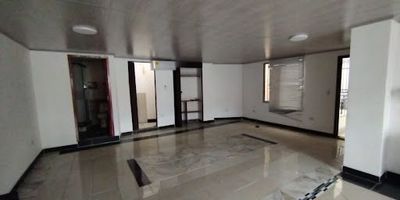 Excelente oficina en arrendamiento de 70m2 en el sector de la 80, cuenta con amplios y cómodos espacios, un excelente flujo peatonal y vehicular, cerca de estación del metro plus y buenas vías de acceso 