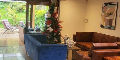 Casa en arriendo en unidad cerrada, sector de ambiente campestre, tranquilo y de poco flujo vehicular. Piso en ceramica y madera, dos niveles, sala comedor, estudio, estar de tv, 3 alcobas con baño en cada una, tina, cocina integral cerrada tipo americano, alcoba y baño de servicio, balcon, terraza, jardín y parqueaderos (2 cubiertos). Piscina, salón social, parque infantil, vigilancia 24 horas, citofonia y circuito cerrado de tv. *Inmuebles sujetos a verificación de disponibilidad.*