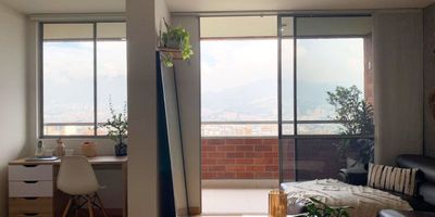 Apartaestudio en arriendo en unidad cerrada sector residencial y tranquilo, con fácil acceso a centros comerciales, supermercados, colegios y rutas de transporte público. Piso en madera, sala comedor, 1 alcoba con baño privado, baño social, cocina integral abierta tipo americano, balcon y parqueadero cubierto. Jacuzzi, Gym, salón social, parque infantil, zonas verdes, vigilancia 24 horas, citofonia y circuito cerrado de tv. *Inmuebles sujetos a verificación de disponibilidad.*