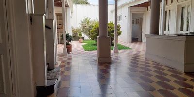 Casa comercial independiente en arriendo y venta cerca a avenidas principales, estación de metro, centros comerciales, clínicas, parques, rutas de transporte publico y servicios complementarios. Piso en baldosa y madera, 14 espacios, 3 niveles, baños, cocineta, cableado de red, techo cielo raso, divisiones en material, patio, zona verde, parqueaderos lineales y cuarto útil. *Inmuebles sujetos a verificación de disponibilidad.*