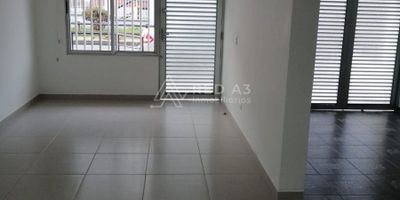 Excelente vivienda totalmente remodelada, en sector residencial de la Villa, con 144 m2 construìdos, dos niveles,  3 habitaciones, estudio o sala de TV. 3 baños completos con ducha, sala-comedor, patio con techo corredizo, parqueadero interno y parqueadero externo, aire acondicionado, persianas ,  independiente, por consiguiente no paga administración, su ubicación disfruta de un entorno con muchos servicios, supermercados, farmacias, colegios, transporte público y megabùs.  En colegaje.