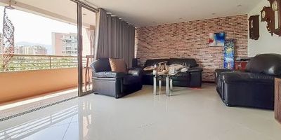 Amplio apartamento en venta ubicado en el barrio Zuñiga en Envigado. Tiene un área de 160 m2 distribuidos en 3 habitaciones con closet, 3 baños, sala comedor, cocina integral, balcón y zona de ropas. Se encuentra en una unidad cerrada con vigilancia 24 horas, parqueaderos y zonas comunes. 