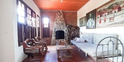 Finca ubicada en Girardota vereda el Totumo, cuenta con excelentes espacios, 6 habitaciones, closet, baños, 4 balcones, amplias zonas verdes, piscina, kiosco, cocina amplia, parqueadero cubierto y descubierto, se encuentra en zona campestre subiendo por la vereda el Totumo al lado de la Guardería canina. Cuenta con caballerizas, 18 pesebreras, picadero y torno, bodega BBQ. Casa de mayordomo, Piscina con cascada, 2 casas. Área construida aproximada de 500 mt2, 7.000 mts2 de lote,con 2 matrículas inmobiliarias.