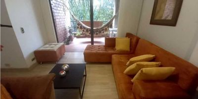 Apartamento en venta el dorado envigado.

98 m2, primer piso, cocina integral, sala comedor, tres alcobas, dos baños, zona de ropas, un parqueadero y un cuarto útil.

muy buena ubicación, excelente  sistema de transporte.

Cerca del parque de la heliodora y de los apartamentos de gualandayes.