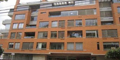 Apartamento exterior amoblado con excelente iluminación natural, dos ascensores, tres garajes y depósito. Sala con mueble, chimenea y balcón, comedor, cocina integral cerrada con comedor auxiliar, estufa a gas natural, horno eléctrico, campana y lavadora de platos, área de ropas con lavadero, lavadora y secadora, dos calentadores de paso a gas natural, cuarto de servicio con baño, estudio independiente con biblioteca y terraza interna. Cuatro alcobas con closet, una alcoba con baño privado con tina y vestier, una con baño privado y vestier, dos baños de alcobas, sala de star con mueble, pisos en madera, persianas enrrollables. Ubicado cerca al parque Alemán, Carulla, Avda Cl 100 y Autopista Norte.  Sin muebles el arriendo $11.500.000 incluye administración.