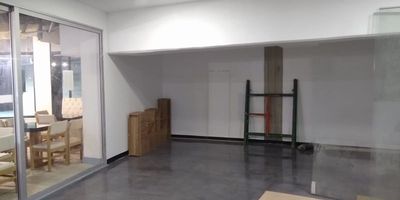 Excelente oficina  en arriendo Medellín , 92 metros cuadrados, puerta vidriera, cerca a centros comerciales, piso en porcelanato.