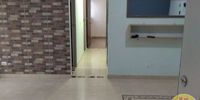 Código: 3384. 9° Piso en edificación de 20 pisos. Acceso al inmueble: Escalas y ascensor. Alcobas con puertas, baños cabinados, calentador, cubierta, extractor y parqueadero para carro.