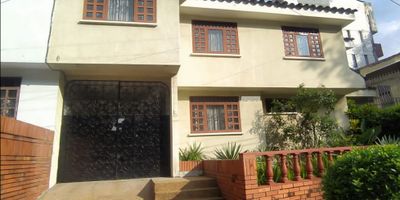 CASA DE DOS PISOS CON GARAJE CUBIERTO PARA DOS VEHICULOS.

PISO 1: SALA COMEDOR, SALA DE ESTAR, COCINA SEMI INTEGRAL, BAÑO SOCIAL, ALCOBA DE SERVICIO CON BAÑO PRIVADO, PATIO CON ZONA DE LAVANDERIA. 

PISO 2: HALL DE ALCOBAS, 3 HABITACIONES CON CLOSET, HABITACIÓN PRINCIPAL CON BAÑO PRIVADO Y BAÑO SOCIAL. 
