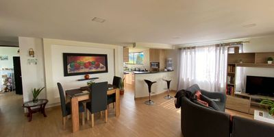 Hermosa casa de dos niveles con entrada independiente en la vereda El Tambo, Los Toneles, en la vía San Pedro - Medellín; casa con muy bonitos acabados, con muy buena área y muy buena distribución.
Comodidades del 1er piso: sala-comedor amplio, cocina semi integral, 2 alcobas, 2 baños muy amplios y completos, zona de ropas, piso en cerámica, garaje, antejardín y patio con espacio para parquear 2 vehículos más. Área de 110 mt2.
Comodidades del 2do piso: sala-comedor, cocina integral, 3 alcobas, 2 baños, zona de ropas, terraza, 4 balcones y piso en cerámica. Área de 120 mt2.
Además posee zona verde de 160 mt2 aproximadamente.
Ubicada a borde de calle con fácil acceso al servicio de transporte público con integración al sistema Metro.