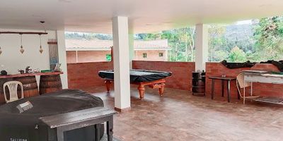 finca de uso mixto, residencial y agrícola, con tres casas, agua propia, y veredal potable, en tramites de des englobe a cuatro escrituras publicas, tres de ellas con una vivienda, un lote, encontramos cancha múltiple, topografía mixta, cultivos, galpones, cocheras, y dos viviendas las cuales están generando rentabilidad,  fácil acceso, entre otros.