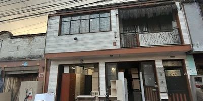 Casa Centenario de 2 niveles consta de: Primer piso: 2 locales, 1 con baño, 2 oficinas, 2 baños, cocina sencilla,3 espacios cerrados amplios, zarzo pisos en cerámica, zona de lavandería; Segundo piso: Apartamento independiente:3 habitaciones con closet,2 baños, sala comedor, terraza cubierta, patio de ropas, cocina integral, pisos en cerámica, baños con tina, chimenea. Lugares o barrios cercanos: Av.1 de mayo, Cll 1. Cra 27, Éxito Centenario, Restrepo, Bravo Páez.