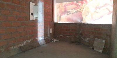 Local en arriendo cerca a parque principal, Comfama, supermercados de cadena, restaurantes, acceso a rutas de transporte publico y servicios complementarios. Piso en concreto, 1 espacio, baños, cocineta, cableado de red, techo cielo raso, red de gas, vitrina y energía monofásica. Cuenta con vigilancia 12 hrs, parking con costo y circuito cerrado de tv. *Inmuebles sujetos a verificación de disponibilidad.*