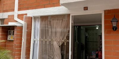 Casa de 3 pisos, en el conjunto residencial nueva castilla etapa IV