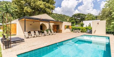 Se vende hermosa finca de recreo ubicada en Santa Fe de Antioquia, su excelente ubicación la convierte en un lugar ideal para inversionistas, esta propiedad recién construida cuenta con acabados de lujo, hermosas zonas verdes, espacios amplios y muy iluminados, ubicada en una parcelación exclusiva con seguridad 24/7.

 

° Área total 2.000 mts.
° Área construida 220 mts.
° 4 habitaciones con baños completos y aire acondicionado.
° Habitación de servicio con baño.
° Piso 1 
° Área social
° Cocina completamente equipada.
° Gas propano ingresa por red a la cocina.
° Cancha de micro futbol
° Piscina para adultos y piscina para niños con chorritos.
° Parqueadero para 10 vehículos.

Parcelación con vigilancia privada 24/7

 

¡Hemos conquistado este espacio para ti! 
