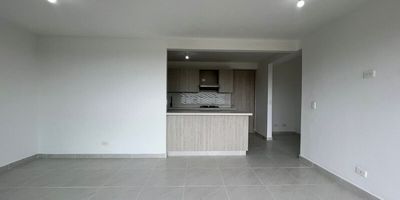 Codigo 20113. Apartamento en arriendo ubicado en Rionegro sector San AntonioCaracterísticas:• 2 Habitaciones (principal con vestier y baño privado, auxiliar con clóset)• 2 Baños completos (cabinas en vidrio templado)• Salón – comedor• Biblioteca o estudio• Cocina integral abierta con cubierta a gas, campana y mesón en mármol• Zona de ropas independiente• Balcón con vista interior• Parqueadero sencillo• Cuarto útilDescripción:Moderno apartamento en arriendo ubicado en San Antonio, Rionegro, uno de los sectores de mayor desarrollo y valorización del Oriente Antioqueño. Sus espacios amplios, la cocina abierta con acabados de calidad y la iluminación natural lo convierten en un hogar ideal para quienes buscan comodidad y un ambiente residencial tranquilo dentro de una urbanización exclusiva.Entorno:– En el sector San Antonio de Rionegro, zona altamente residencial y en constante valorización– A pocos minutos de centros comerciales, supermercados, restaurantes, clínicas y colegios– A 10 minutos del parque principal de San Antonio– A 15 minutos del aeropuerto internacional José María Córdova– Excelentes vías de acceso y transporte público cercanoZonas comunes:Portería 24 horas, lobby, coworking, gimnasio, piscina para adultos y niños, salón social, parque infantil, zonas verdes y parqueadero de visitantes.Nota: Canon mensual $2.500.000. El inmueble acepta mascotas.