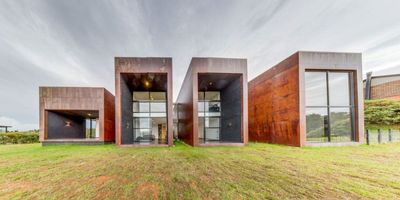 Ofrecemos para la venta una encantadora y espaciosa casa en Santa Elena, Antioquia. Rodeada de zonas verdes, esta maravillosa casa cuenta con una luminosa sala de TV y estudio, además de una moderna cocina abierta totalmente equipada, que incluye una barra de desayuno con acabados de alta calidad.

Descubrirás cinco amplias habitaciones, también destaca la fabulosa terraza con hermosas vistas a la ciudad, un auténtico lujo para disfrutar de los atardeceres. Además, el inmueble cuenta con un amplio parqueadero.

La parcelación ofrece vigilancia las 24 horas, amplias zonas verdes y la comodidad de vivir en una comunidad cerrada. La casa tiene un hermoso diseño arquitectónico, cuenta con detalles interiores muy funcionales como puerta de seguridad, iluminación natural, acabados modernos y acogedores. 

¡No pierdas esta oportunidad! Pide tu visita ya y descubre el lugar perfecto para disfrutar en familia y con todos los beneficios de vivir en la tranquilidad del campo.
