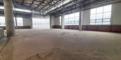 Local en arriendo cerca a parque principal, Comfama, supermercados de cadena, restaurantes, acceso a rutas de transporte publico y servicios complementarios. Piso en concreto, 2 espacios, baño privado, y energía monofásica. Cuenta con vigilancia 12 hrs, parking con costo y circuito cerrado de tv *Inmuebles sujetos a verificación de disponibilidad.*