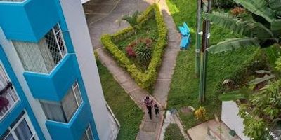 Excelente apartamento ubicado en el sector la Pola, cuarto piso. Cómodo, amplio e iluminado, el conjunto cuenta con vigilancia 24 horas, lindos jardines, excelente clima y a pocos minutos del Centro de Ibagué. 

Área 80 M2, 3 alcobas, 2 baños, cocina integral, patio de ropas y parqueadero cubierto. 

Gran oportunidad!!