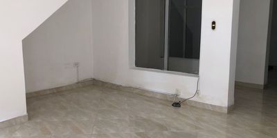 Casa independiente para uso residencial en arriendo cerca a parque principal, restaurantes, rutas de transporte publico, supermercados de cadena y una gran variedad de servicios complementarios. Piso en baldosa, sala y comedor independiente, 4 alcobas, baños, cocina integral abierta tipo americano, y zona de ropas. *Inmuebles sujetos a verificación de disponibilidad.*