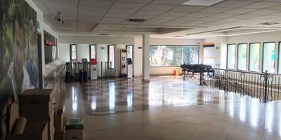 Local en arriendo cerca a parque principal, vía principal, restaurantes, centros comerciales, rutas de transporte publico y servicios complementarios. Piso en porcelanato, 20 espacios, baños, dos niveles, cocineta, cableado de red, techo cielo raso, aire acondicionado central, divisiones en drywall, energía monofásica, red de gas, vitrina y parqueaderos cubiertos. Edificio con vigilancia 24 hrs, citofonia y circuito cerrado de tv. *Inmuebles sujetos a verificación de disponibilidad.*