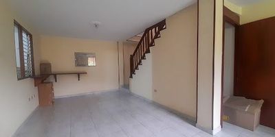 Casa primer piso en Venta ubicada en Envigado barrio San José la estatua, cuenta con buen espacio, buena iluminación, 4 habitaciones, 2 closet, 1 baño cabinado con tina eléctrica, salacomedor, cocina semi integral, patio, sala de estar o estudio, se encuentra en zona residencial tranquila, esta cerca a escuela de San Rafael, supermercados, esta cerca a universidad de Envigado, placa deportiva la florida, cuenta con buena ruta de transporte publico.