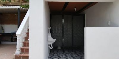 FINCA, CAMPESTRE SECTOR EL HATILLO, AREA 1 CUADRA, CON ZONAS VERDES, PISCINA, 10 PARQUEADEROS DESCUBIERTOS, VIA PAVIMENTADA