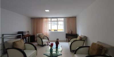 Inmobiliaria Lucia Prada ofrece cómoda casa para la venta con renta, sector de Linares, lugar con excelente ubicación, diagonal avenida paralela, zona residencial y comercial.

Distribuida en 2 apartamentos, cada uno cuenta con sala comedor, 4 habitaciones, 2 baños, cocina, zona de ropas,  patio. remodelada y con muy buena iluminación natural, transporte continuo.

¡¡ No te pierdas esta gran oportunidad!! 

¿¿Que esperas para llamar??

 
