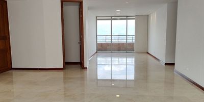 Apartamento en arriendo en unidad cerrada cerca a centros comerciales y gran variedad de servicios complementarios, facil acceso desde la principal. Piso en mármol y madera, puerta de seguridad, sala y comedor independiente, estudio, 3 alcobas con baño en cada una, jacuzzi, cocina integral cerrada, alcoba y baño de servicio, balcon y parqueaderos independientes cubiertos. Piscina, gym, sauna, parque infantil, zonas verdes, vigilancia 24 horas, citofonia y circuito cerrado de tv. *Inmuebles sujetos a verificación de disponibilidad.*