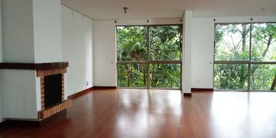 Casa en arriendo  en unidad cerrada cerca a centros comerciales, restaurantes, servicios complementarios y rutas de transporte publico. Piso en mármol y madera, tres niveles, chimenea, sala comedor, estudio, estar de tv, 4 alcobas con baño en cada una, jacuzzi, cocina integral cerrada tipo americano, alcoba y baño de servicio, terraza, jardín y parqueaderos (2 cubiertos). Piscina, gym, sauna, parque infantil, placa polideportiva, cancha de squash, zonas verdes, vigilancia 24 horas, citofonia y circuito cerrado de tv. *Inmuebles sujetos a verificación de disponibilidad.*
