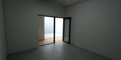 oficina ubicada a media cuadra del parque principal de la ceja