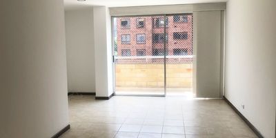 Apartamento en arriendo en unidad cerrada cerca a vias principales, restaurantes, hoteles, rutas de transporte y servicios complementarios. Entorno muy tranquilo y de mucha naturaleza. Piso en baldosa, sala comedor, 3 alcobas con baño en la principal, cocina integral abierta tipo americano, balcon y parqueaderos lineales cubiertos. Piscina, parque infantil, sauna, gym, placa polideportiva, salón social, zonas verdes, vigilancia 24 horas, citofonia y circuito cerrado de tv. *Inmuebles sujetos a verificación de disponibilidad.*