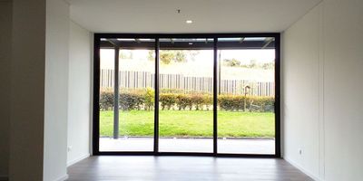 Apartamento en venta en unidad cerrada, sector tranquilo, campestre, cerca a centros comerciales, restaurantes, y servicios complementarios. Piso en madera laminada, sala comedor, 2 alcobas con baño en cada una, cocina integral abierta tipo americano, alcoba y baño de servicio, terraza, jardín y parqueaderos independientes cubiertos. Conjunto cerrado con ascensor, salón social, zonas verdes, citofonia, vigilancia 24 hrs y circuito cerrado de tv. *Inmuebles sujetos a verificación de disponibilidad.*