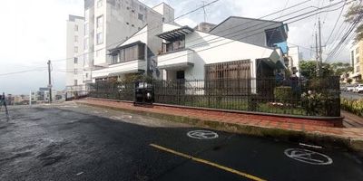Casa en Venta en el barrio La Elvira de Pereira. Cuenta con un área de 260m2, 4 habitaciones, 3 baños, parqueaderos cubiertos 3, Cocina Integral, Sala y Comedor Independientes, Gas Domiciliario, Calentador a Gas, Zona de Ropas, Habitación del Servicio, Patio, Estudio y Biblioteca.